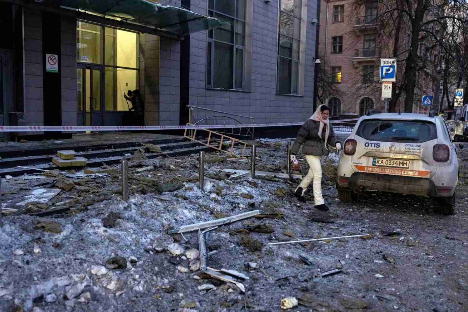 قصف روسي يحرم آلاف المنازل في كييف وخاركيف من التدفئة