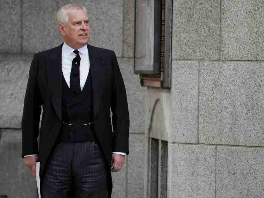 الأمير البريطاني آندرو يغادر منزله بعد ظهور ملفات إبستين