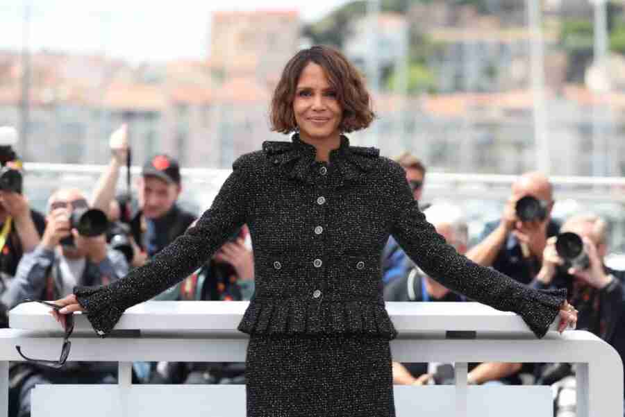 هالي بيري تكشف عن استقرار حياتها العاطفية مع الموسيقي فان هانت