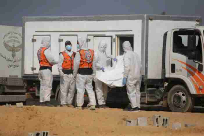 الاحتلال يسلم جثامين عشرات الشهداء من قطاع غزة عبر الصليب الأحمر