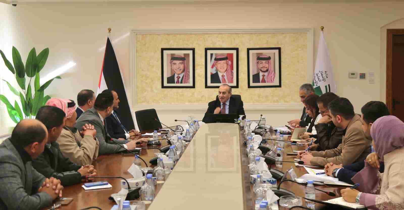 وزير الأشغال يوجه بتشكيل لجنة فنية لحصر أضرار المنخفضات على الطرق الزراعية في مأدبا