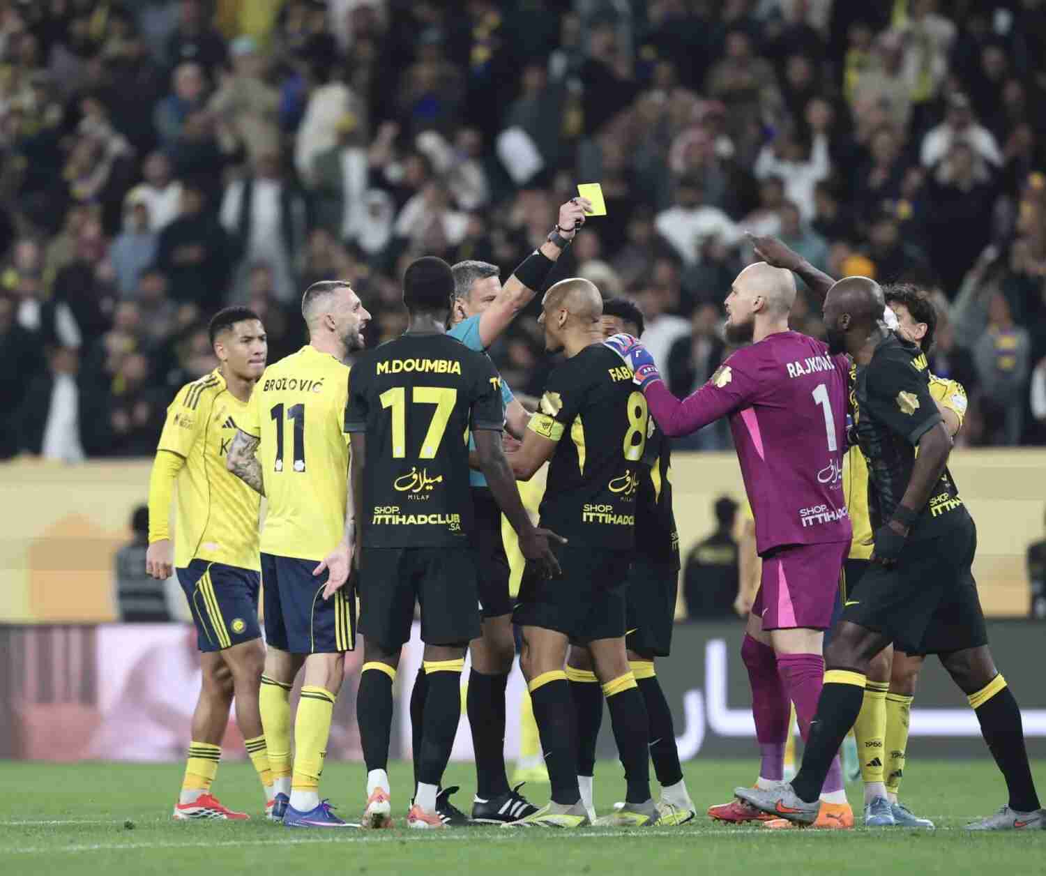الاتحاد يطالب بمراجعة الأخطاء التحكيمية بعد خسارته أمام النصر