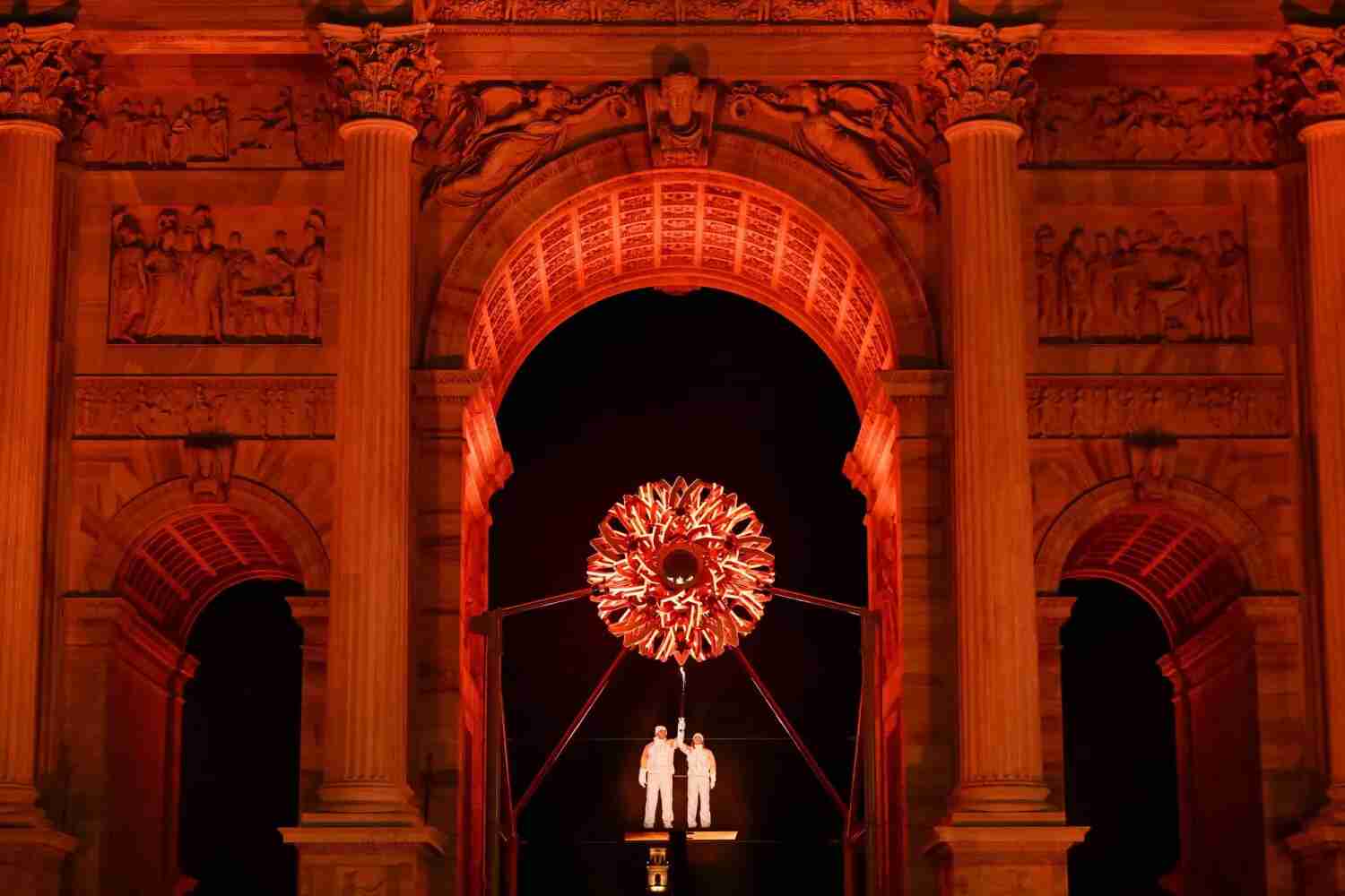 تومبا وكومبانيوني يوقدان المرجل الأولمبي في ميلانو