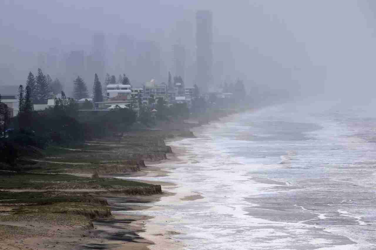 إعصار ميتشل يشتد قبالة سواحل أستراليا الغربية ويهدد ميناء هيدلاند