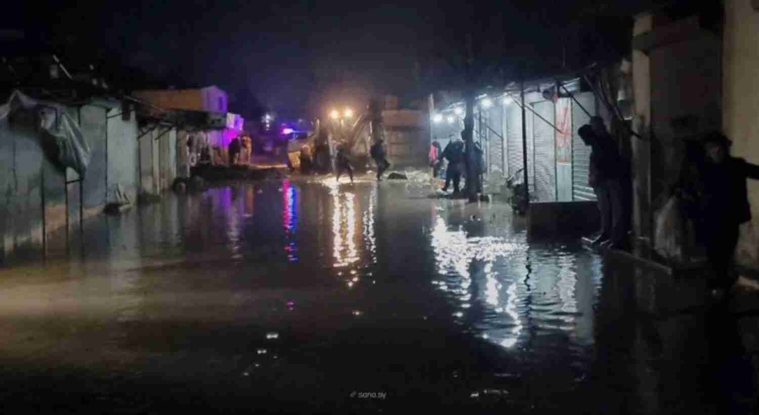 سوريا: فيضانات مفاجئة تقتل ثلاثة أشخاص وتتسبب بأضرار واسعة للمخيمات