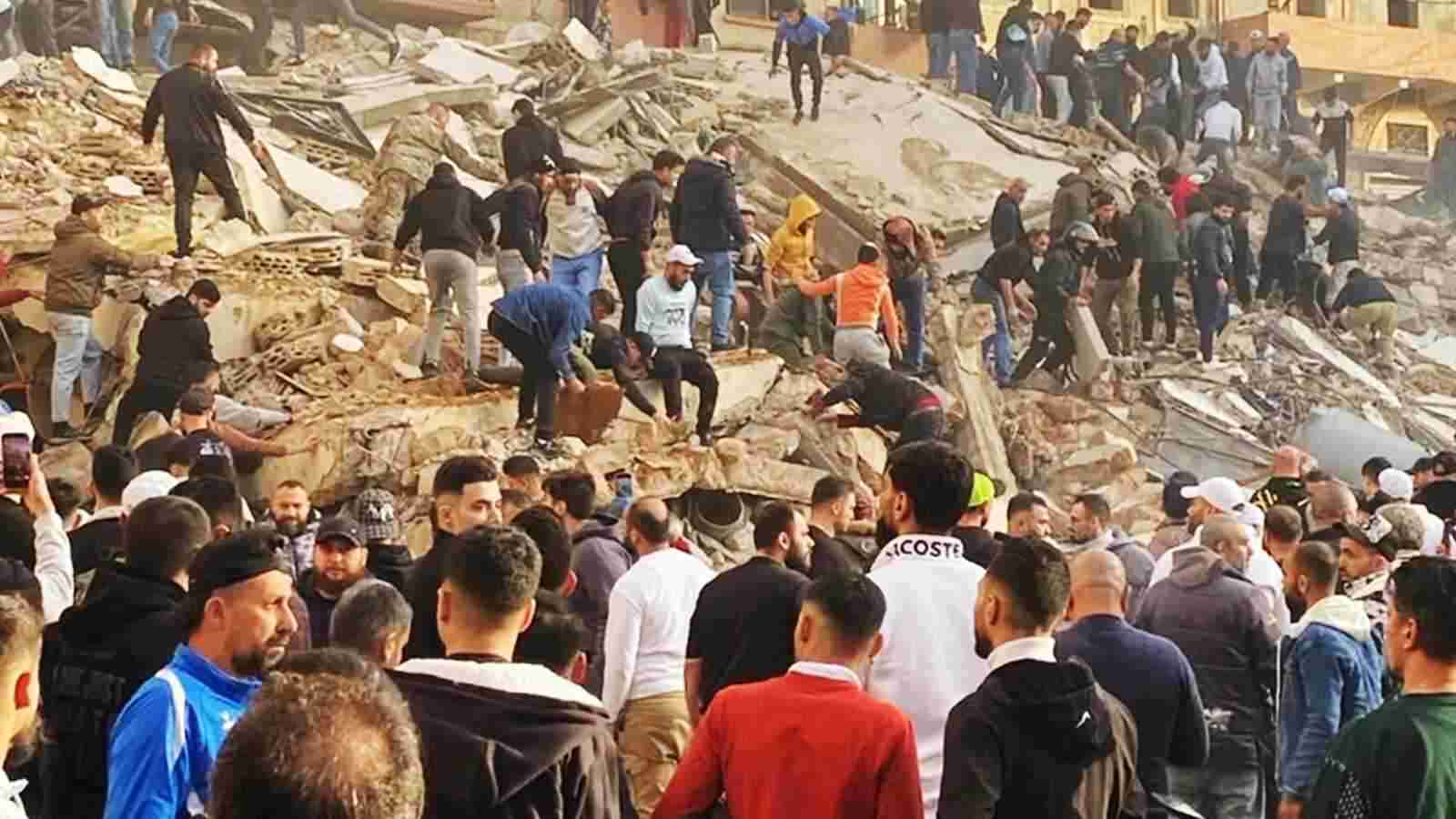 ارتفاع عدد ضحايا انهيار مبنى سكني في طرابلس إلى 14 شخصا