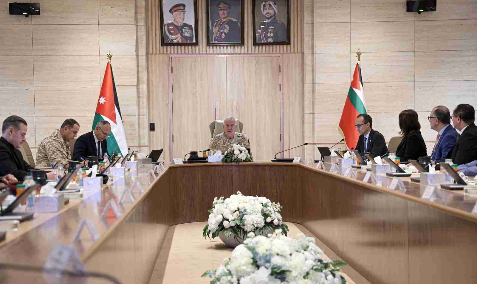 رئيس هيئة الأركان يرعى حلقة نقاشية لتعزيز البحث والتطوير الدفاعي