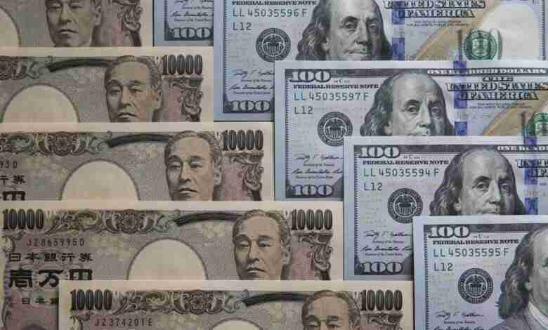 تراجع الدولار واستقرار الين قبل بيانات اقتصادية مهمة