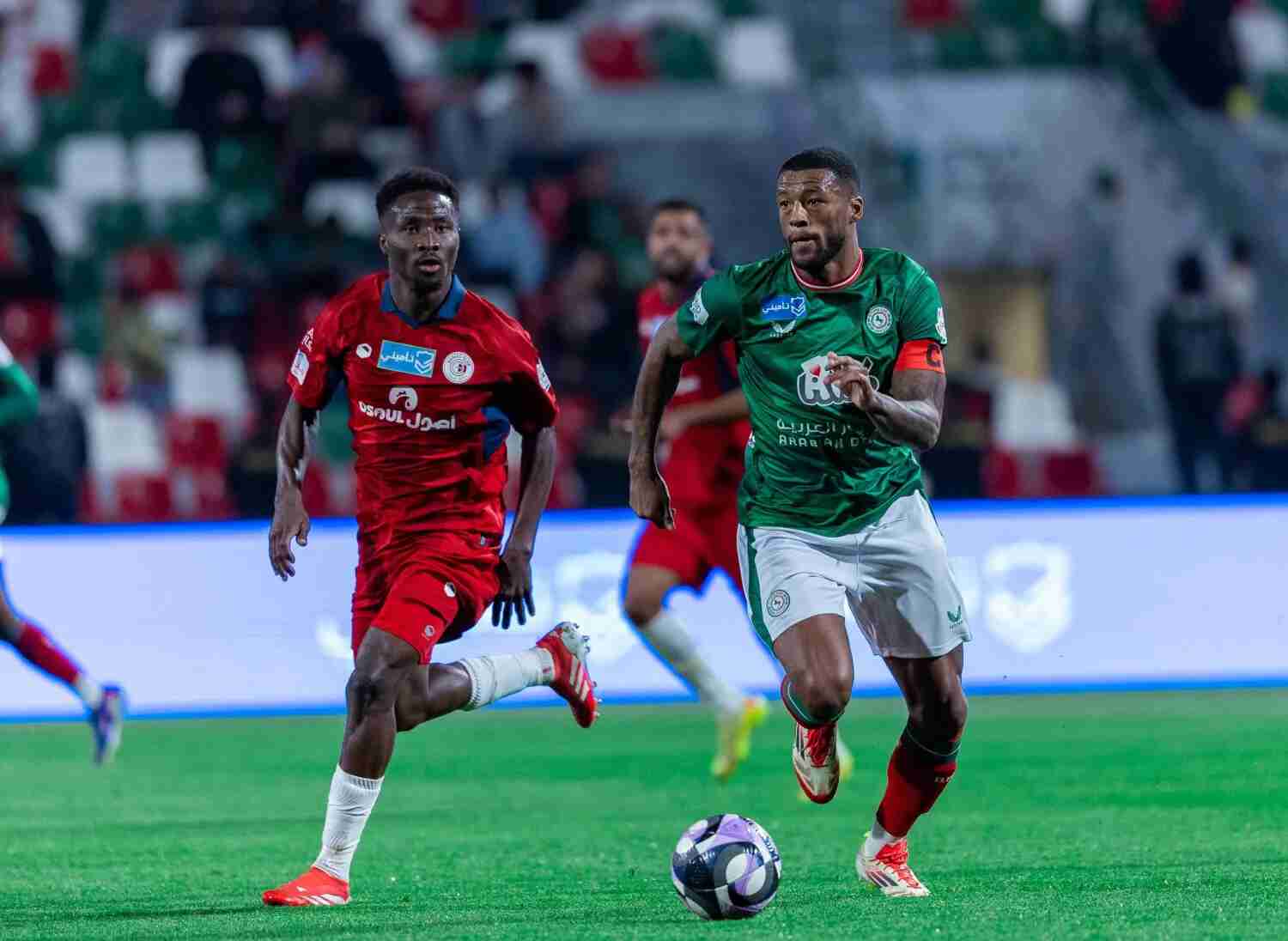 قلق أنصار الاتفاق من مستقبل النجم الهولندي فينالدوم