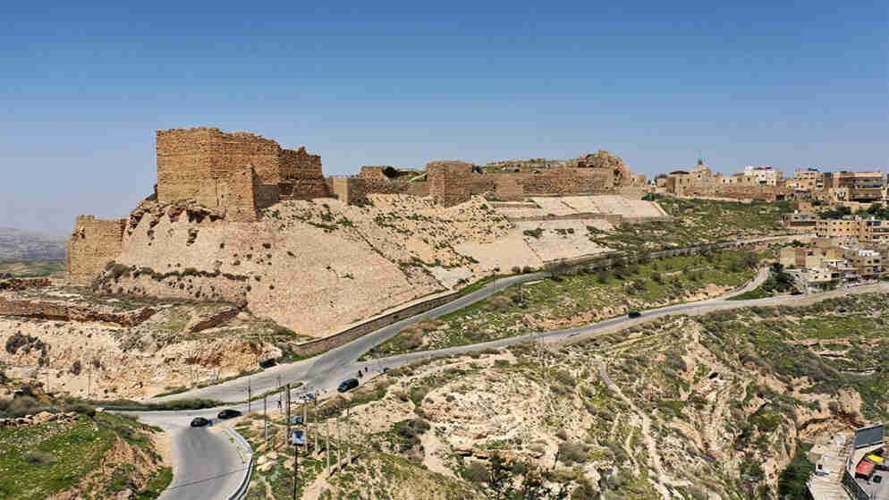 إعادة بناء سور قلعة الكرك بعد الأضرار الناتجة عن الأمطار