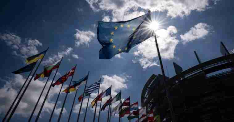 قادة اوروبا يبحثون تعزيز الاقتصاد في مواجهة ضغوط الصين والولايات المتحدة