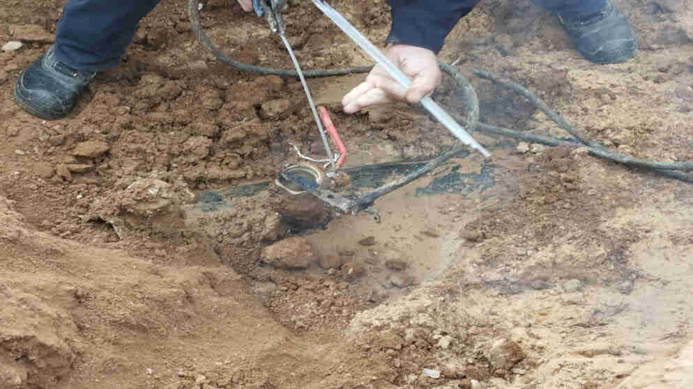 حملة لازالة اعتداءات على مصادر المياه في الموقر جنوب عمان