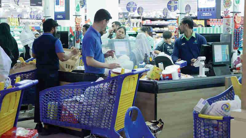 إقبال كبير على مستلزمات رمضان في منافذ البيع بدبي والشارقة