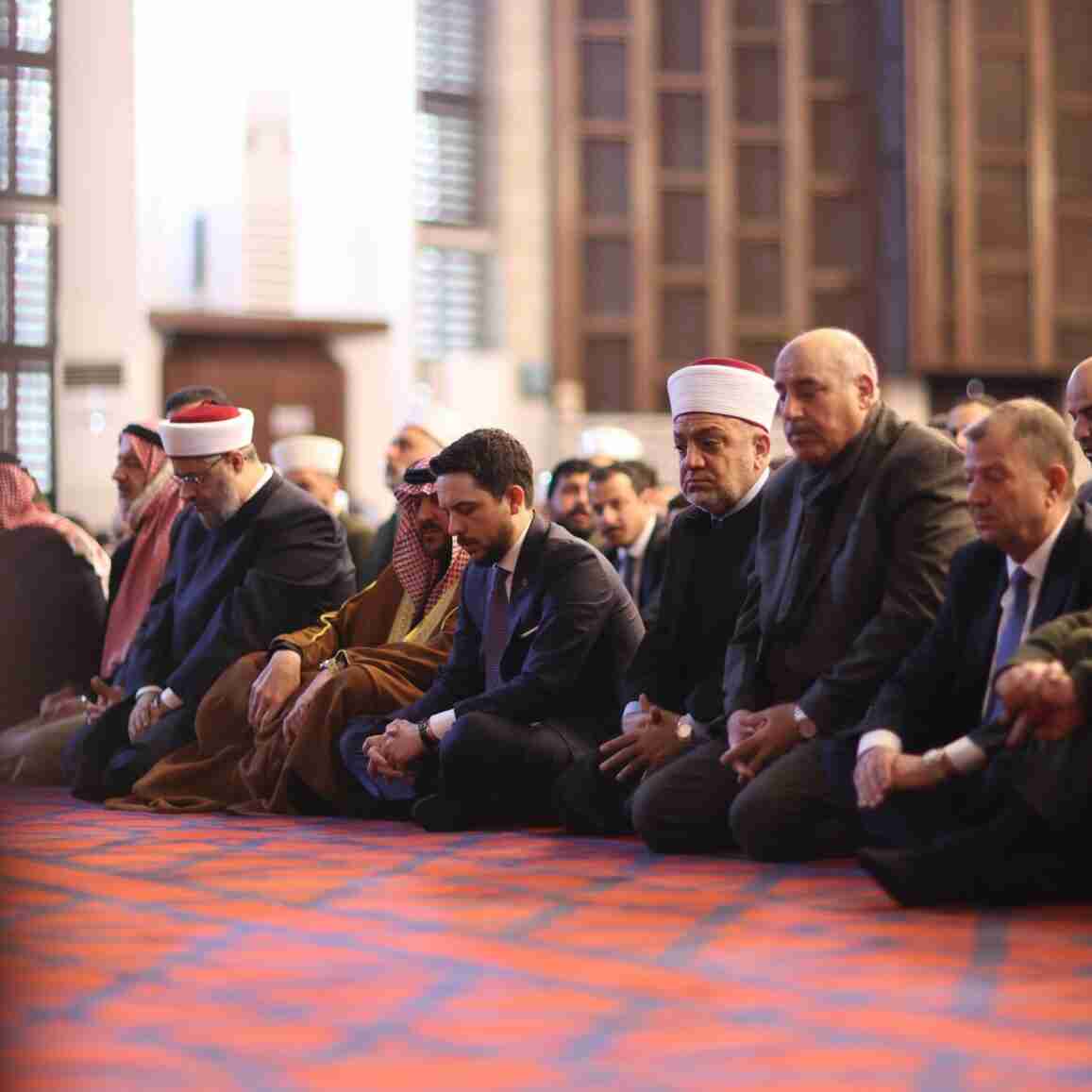 ولي العهد يؤدي صلاة الجمعة في مسجد الملك المؤسس