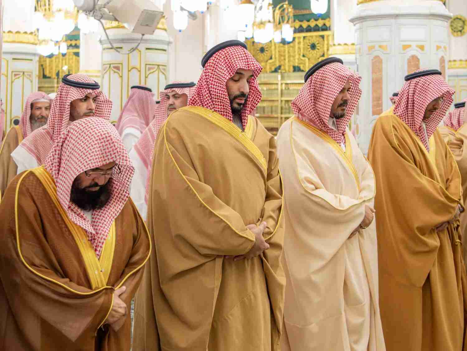 ولي العهد السعودي يزور المسجد النبوي ويصلي في الروضة الشريفة