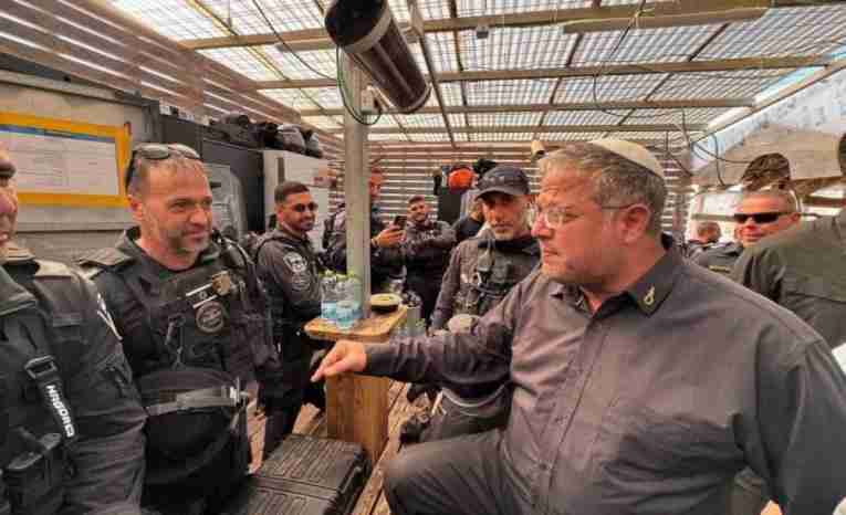 بن غفير يقتحم محيط المسجد الأقصى في الجمعة الأولى من رمضان