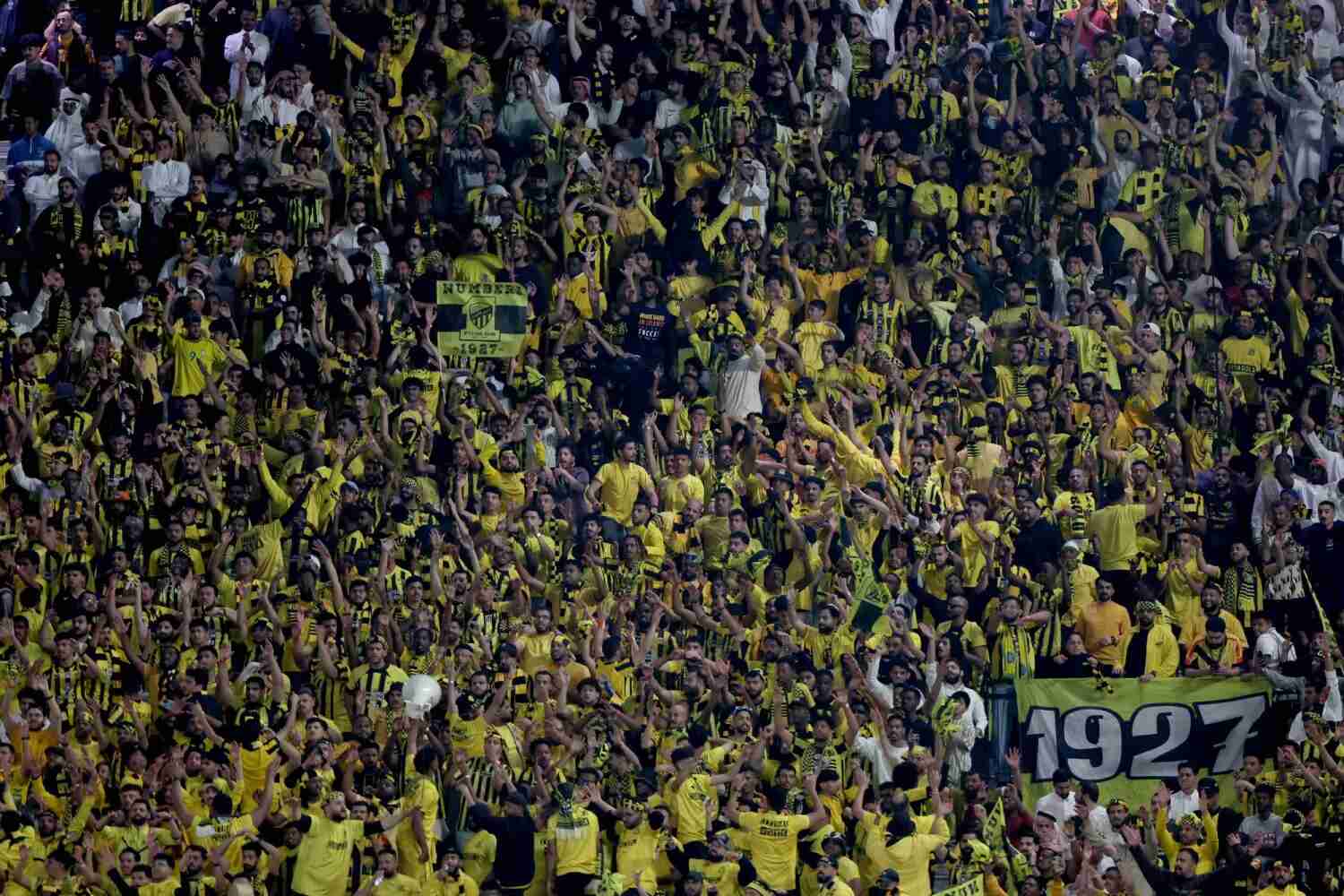 النصر يتصدر الدوري السعودي بعد جولة غزيرة بالأهداف والبطاقات الحمراء