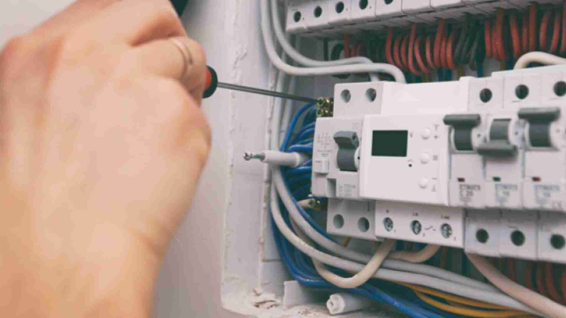 الطاقة النيابية توصي بتطوير شريحة الكهرباء وتعزيز العدالة الموسمية في التعرفة