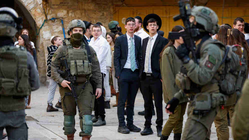 اصابة متضامنين اجانب في هجوم مستوطنين قرب نابلس