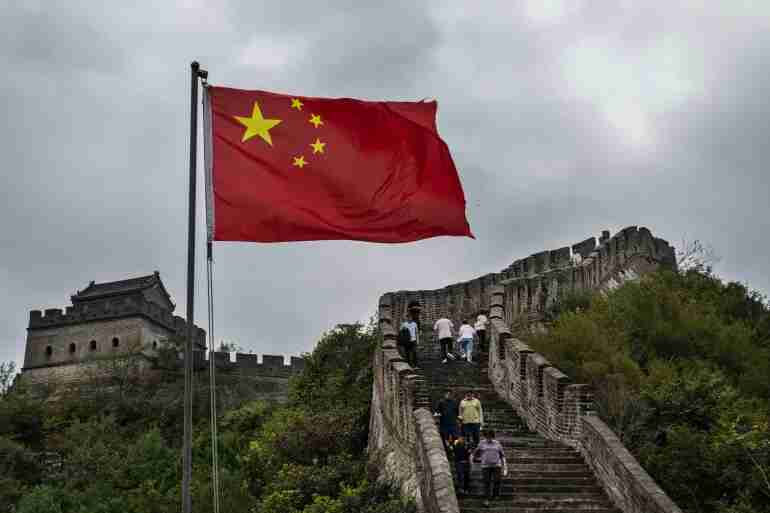 الصين تدعو مواطنيها لتجنّب السفر إلى إيران