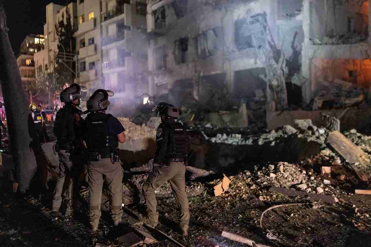 مقتل إسرائيلية وإصابة 21 جراء سقوط صواريخ إيرانية في تل أبيب