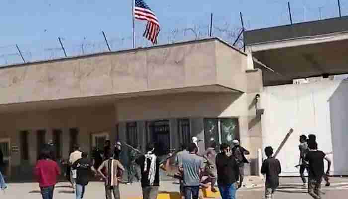 احتجاجات واسعة ومحاولات اقتحام سفارات أمريكية بعد إعلان مقتل خامنئي