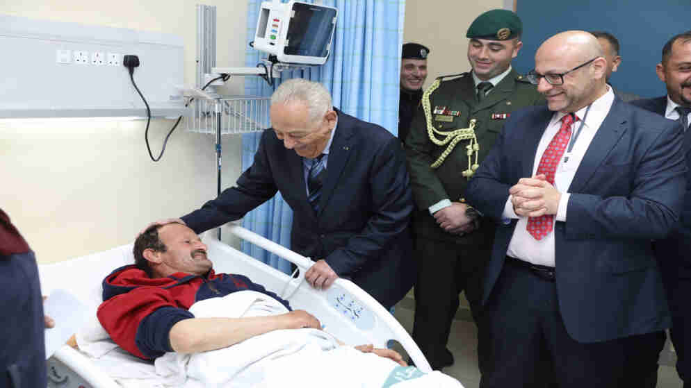 رئيس الديوان الملكي يطمئن على مواطن إثر إصابته بشظايا صاروخ