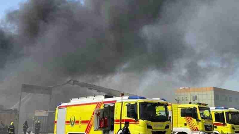 السيطرة على حريق في منطقة صناعية بالفجيرة الإماراتية إثر شظايا اعتراض مسيّرة