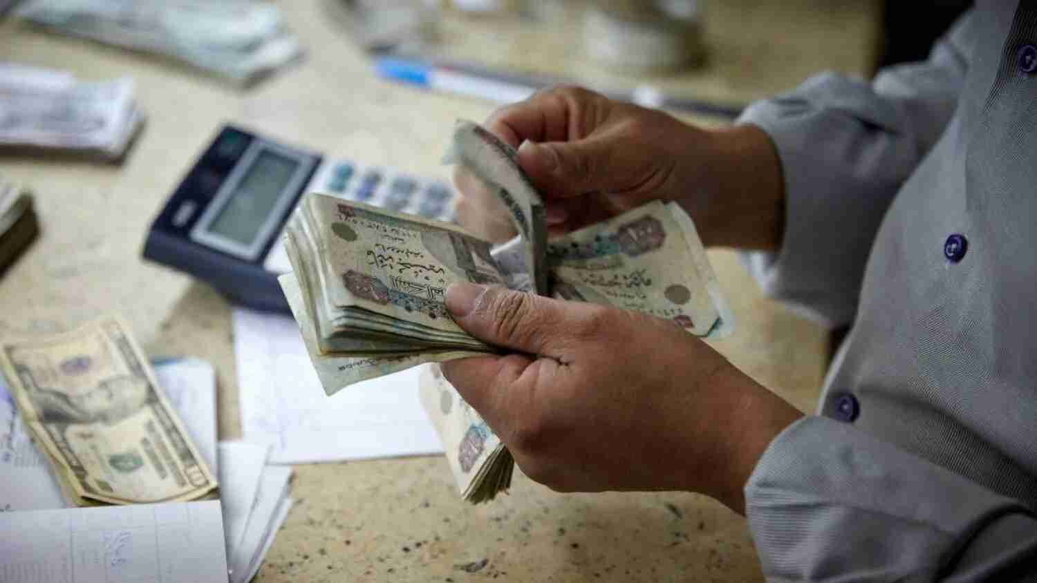 العملة المصرية تتراجع لمستوى 50 جنيهاً أمام الدولار لأول مرة منذ 8 أشهر
