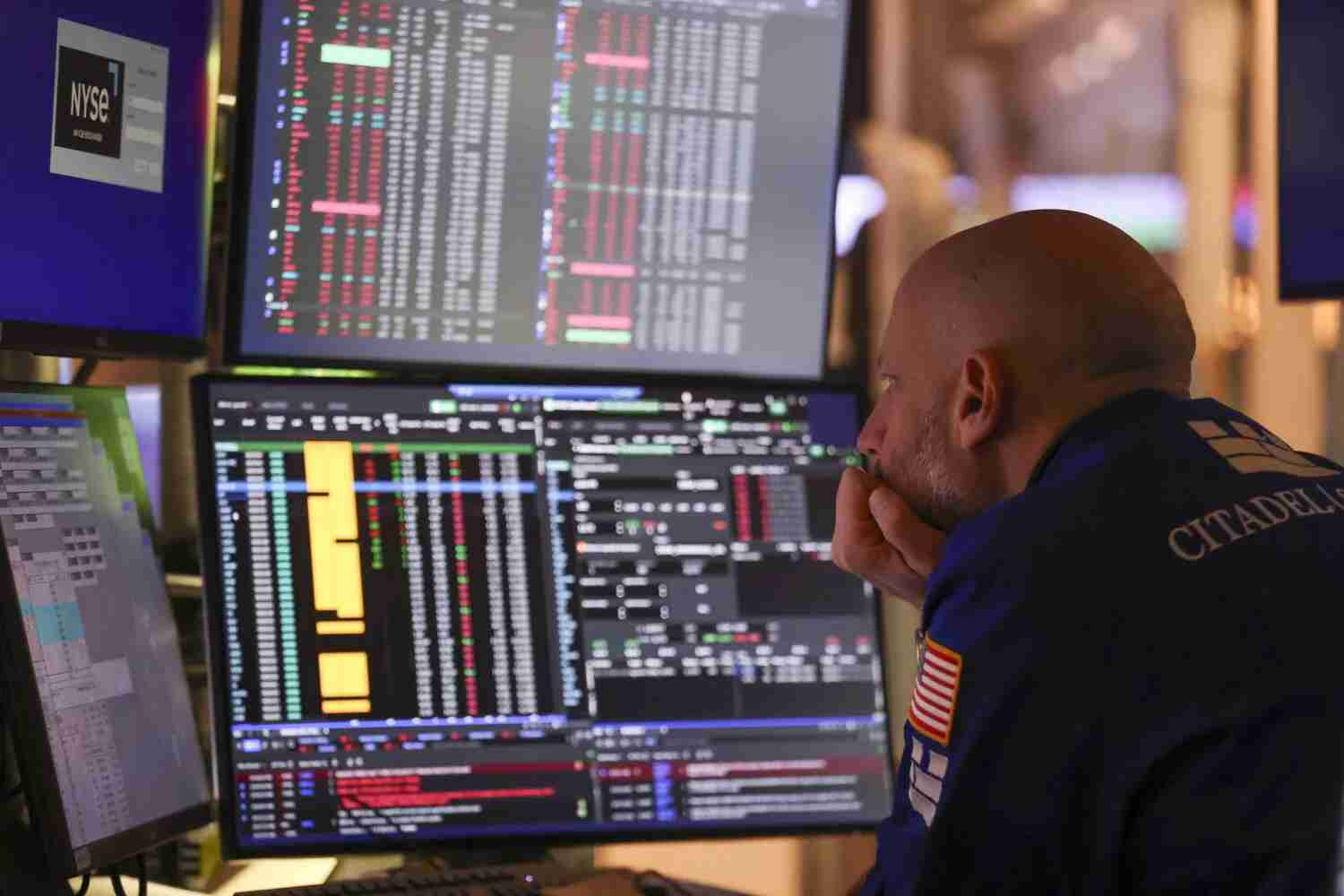 العقود الآجلة للأسهم الأميركية تهوي مع تصاعد المخاوف التضخمية