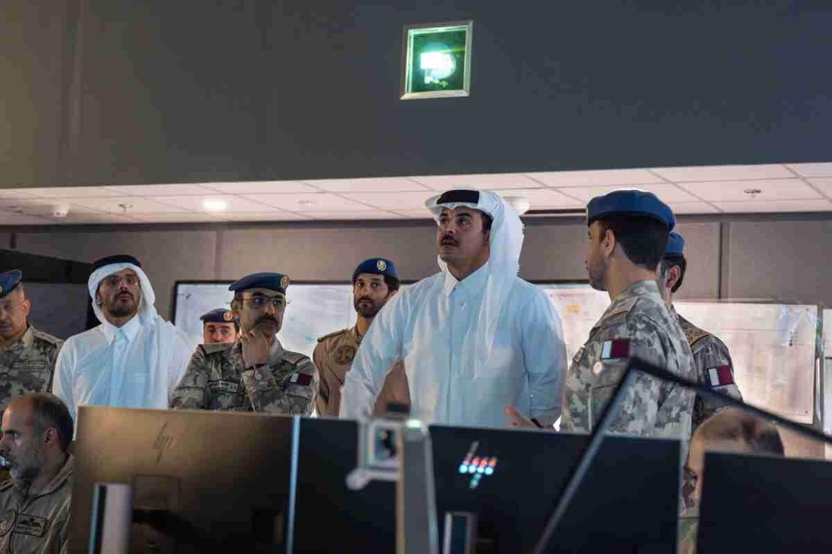 سمو الأمير يزور مركز العمليات الجوية ويشيد بكفاءة منتسبي القوات المسلحة القطرية
