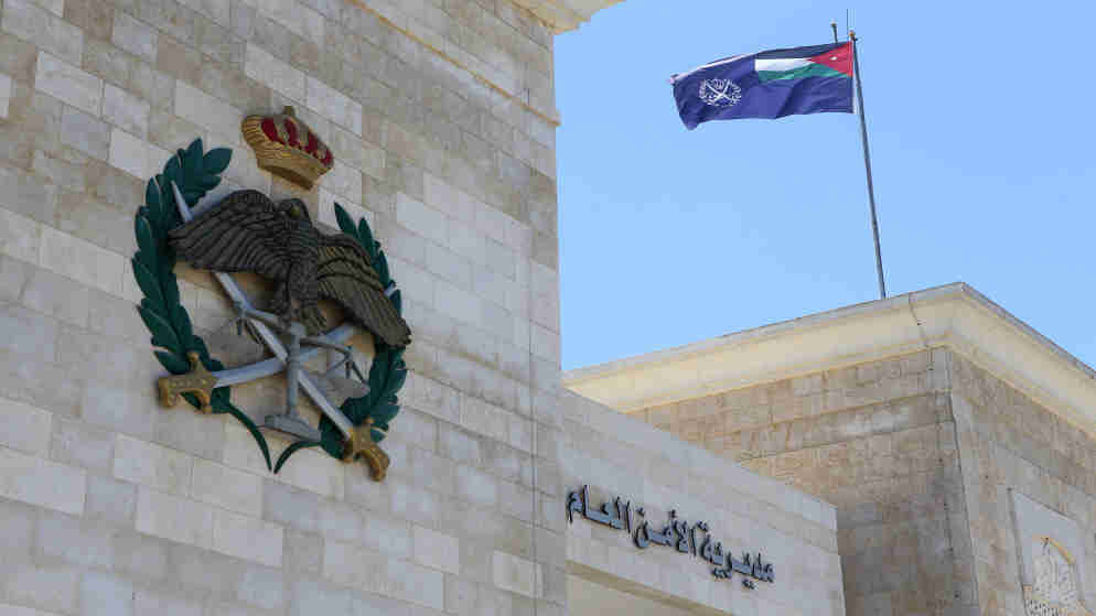 مقتل رجل طعنا على يد زوجته في ماركا والبحث جار عنها