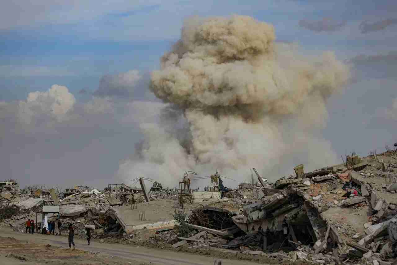 الاحتلال يواصل القصف المدفعي والبحري على قطاع غزة