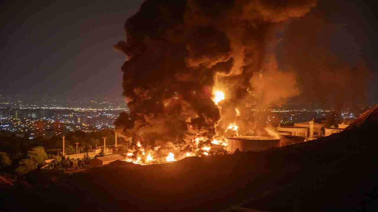 مسيرات تستهدف خزانات الوقود في مطار الكويت الدولي