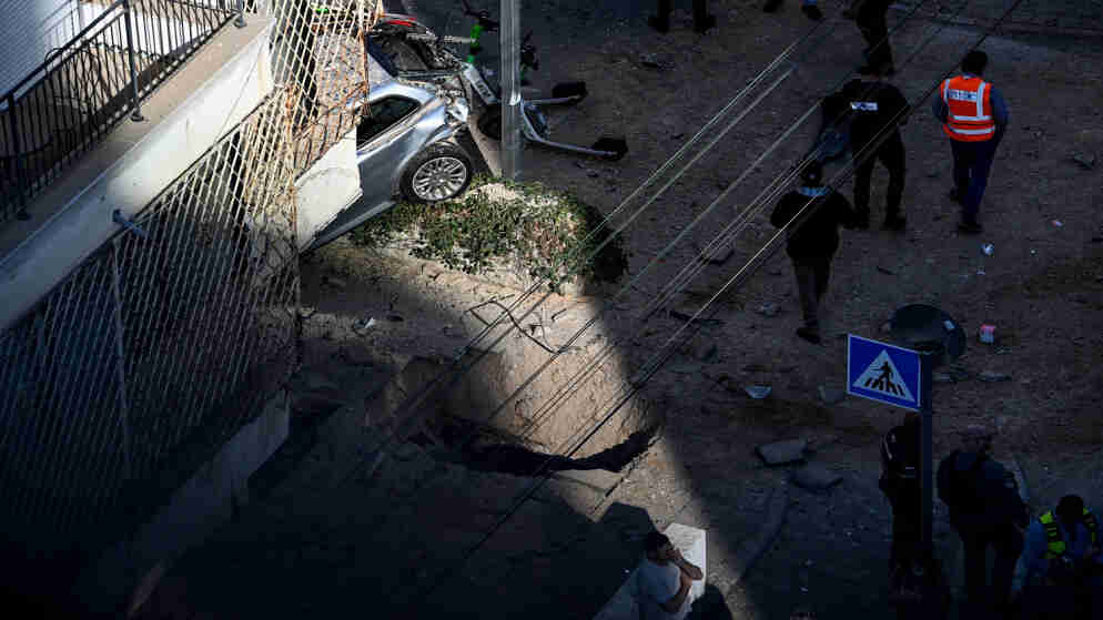 إيران تستهدف إسرائيل بصاروخ عنقودي وإصابتان خطيرتان قرب تل أبيب