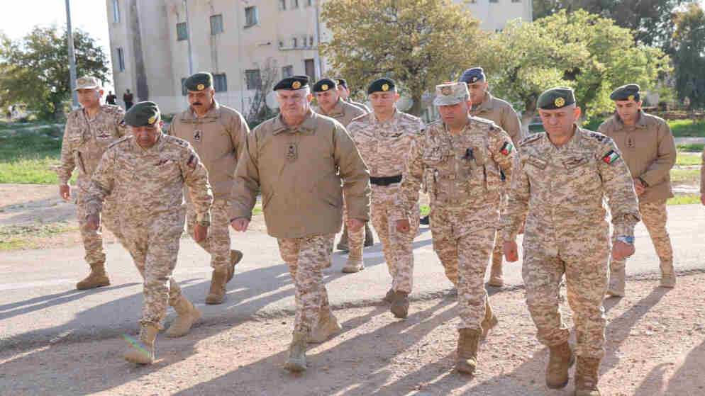 قائد الجيش يؤكد جاهزية القوات المسلحة للتعامل مع التحديات والظروف الراهنة