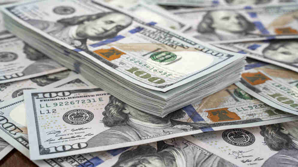 الدولار يتراجع وسط آمال بنهاية سريعة للحرب مع إيران