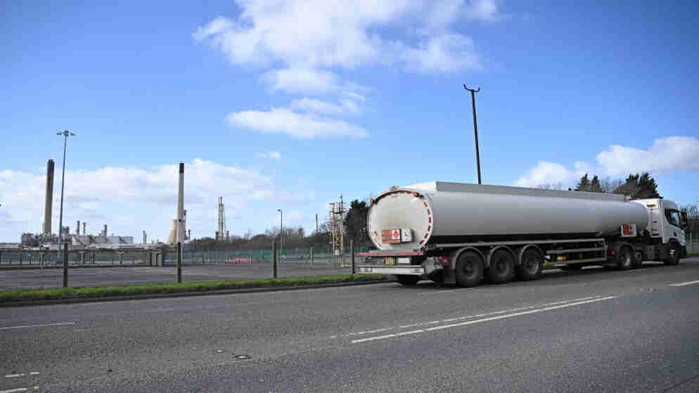 طائرات مسيّرة تصيب خزانات وقود في ميناء صلالة العماني