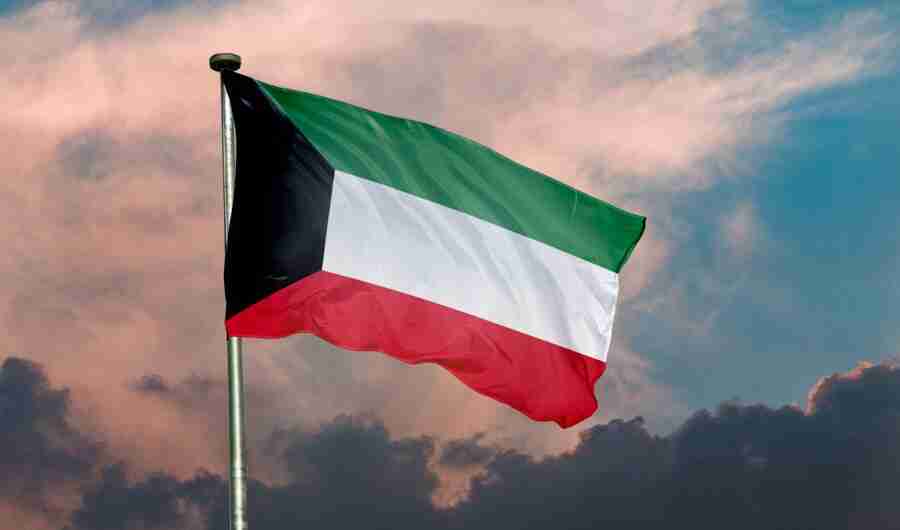 الكويت: الدفاعات الجوية تتصدى لصواريخ باليستية اخترقت أجواء البلاد