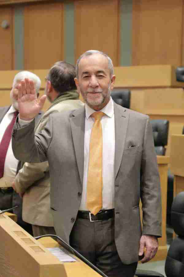 مشوقة يسأل حسان عن التضارب الصارخ في اتفاقية تشغيل الميناء