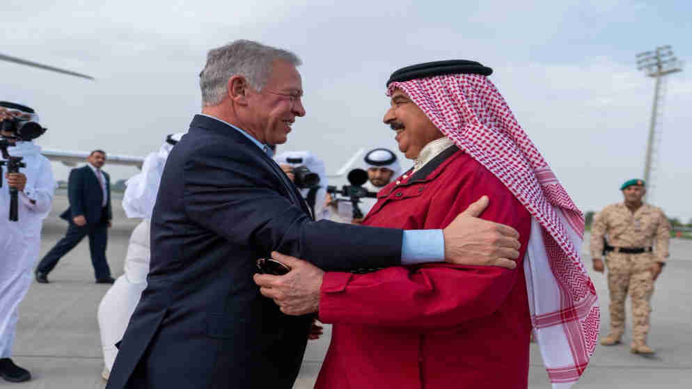 الملك عبدالله يصل إلى المنامة ويلتقي ملك البحرين