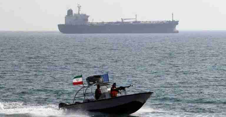 رئيس المنظمة البحرية: مرافقة السفن لن تضمن مرورا آمنا عبر المضيق