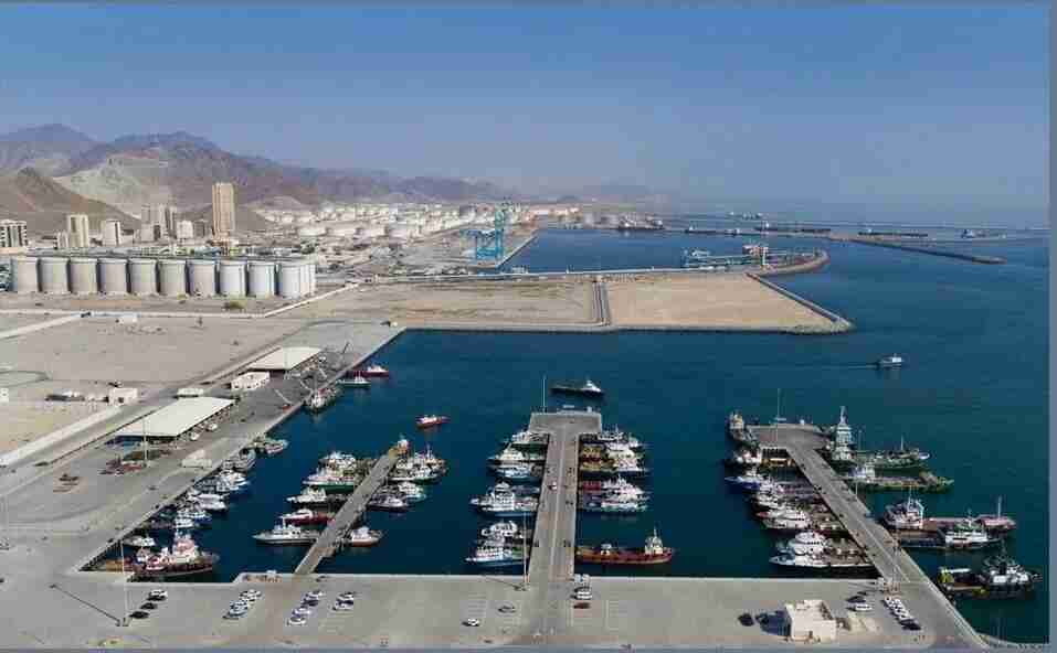 ميناء الفجيرة الرئيسي بالإمارات يعلق عمليات تحميل النفط