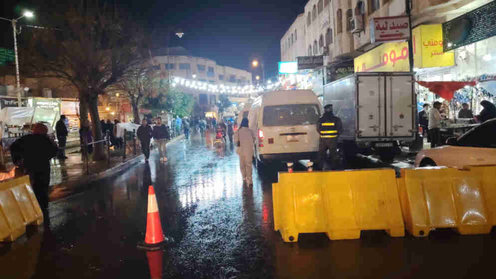 بلدية جرش تكثف رقابتها وتغلق مداخل الوسط التجاري للحد من الازدحام