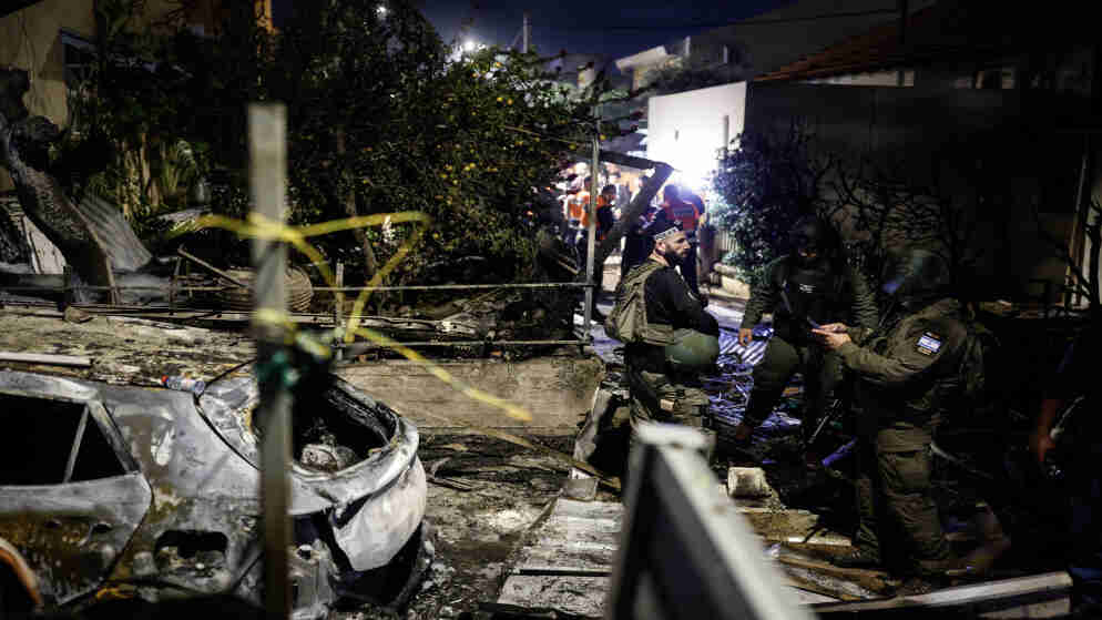 قتيلان وإصابات ودمار في تل أبيب بعد هجوم صاروخي إيراني