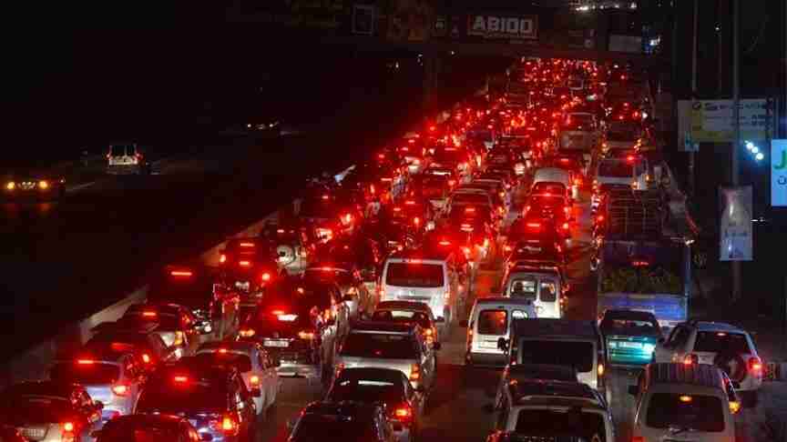 نزوح كثيف من مدينة صور في جنوب لبنان بعد أصدار جيش الاحتلال إنذارات بإخلائها