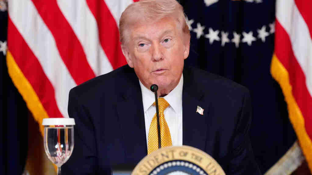 ترامب يعلّق العمل بقانون للشحن البحري في ظل الحرب في الشرق الأوسط