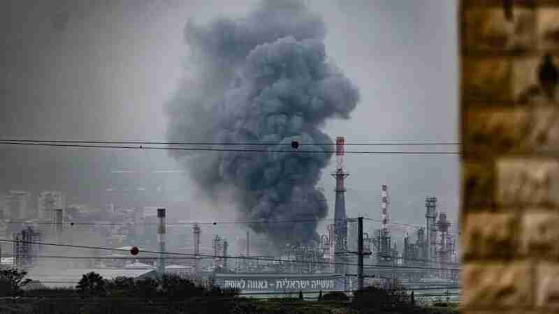 إصابة مصفاة نفط في مدينة حيفا بعد إطلاق صواريخ إيرانية