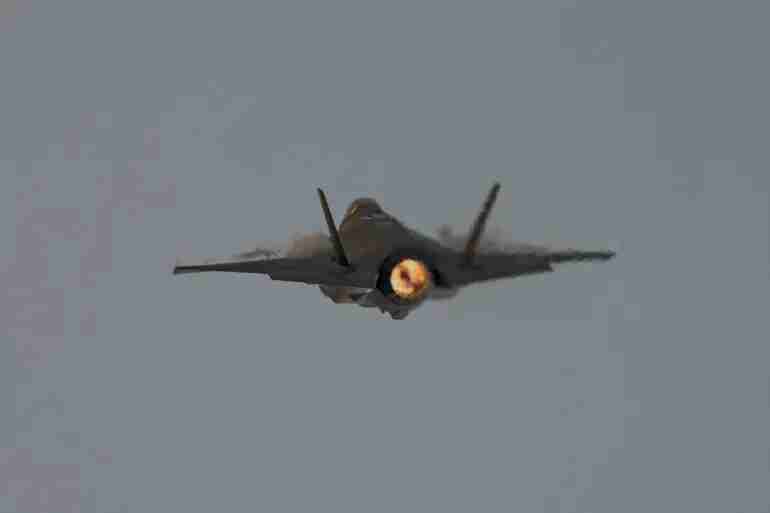 بمنظومة حديثة إيران تستهدف مقاتلة شبحية إف 35