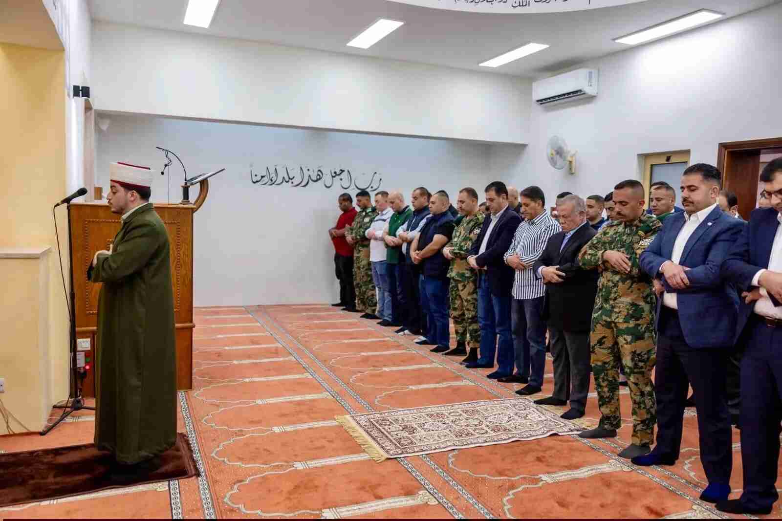 الملك يؤدي صلاة عيد الفطر في مسجد الحرس الملكي بالعقبة